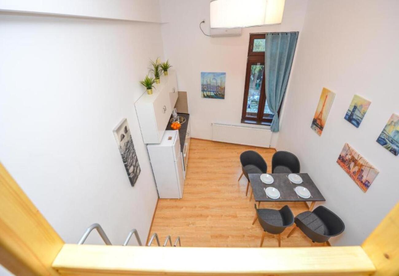 Chic Old Town Escape With Modern Comforts Apartament