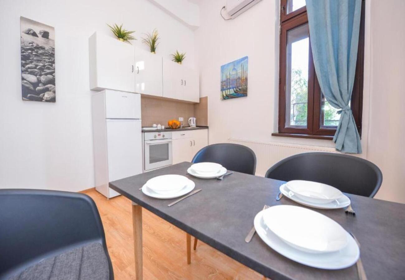 Chic Old Town Escape With Modern Comforts Bucureşti