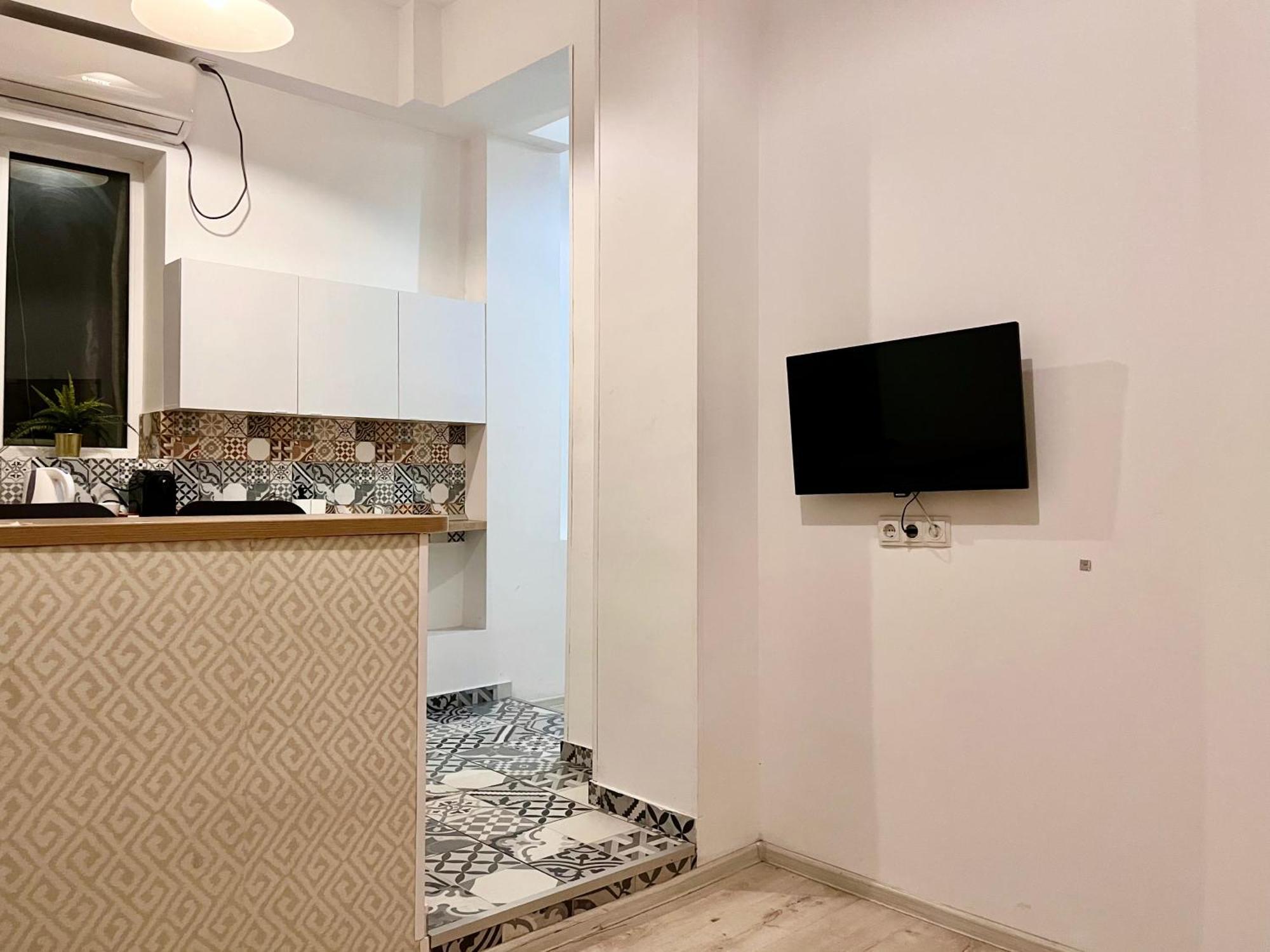 Chic Old Town Escape With Modern Comforts * Bucureşti