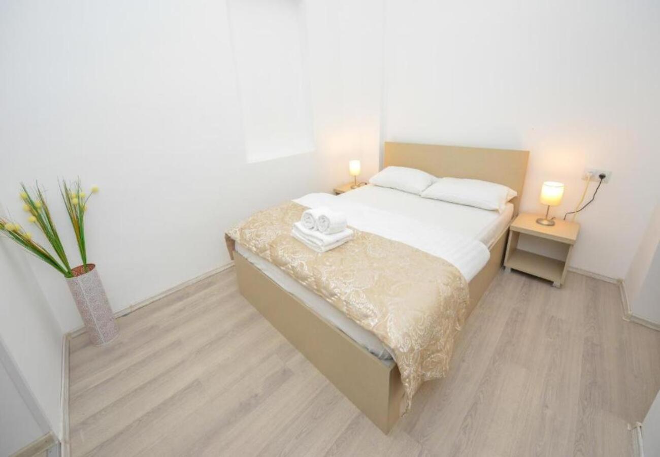 Chic Old Town Escape With Modern Comforts Bucureşti