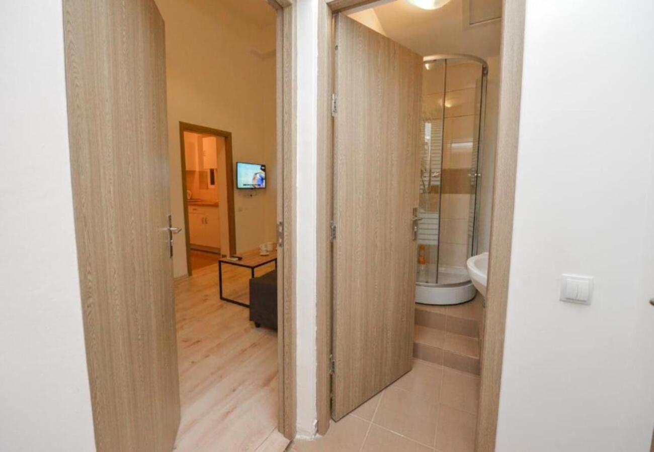 Chic Old Town Escape With Modern Comforts * Bucureşti