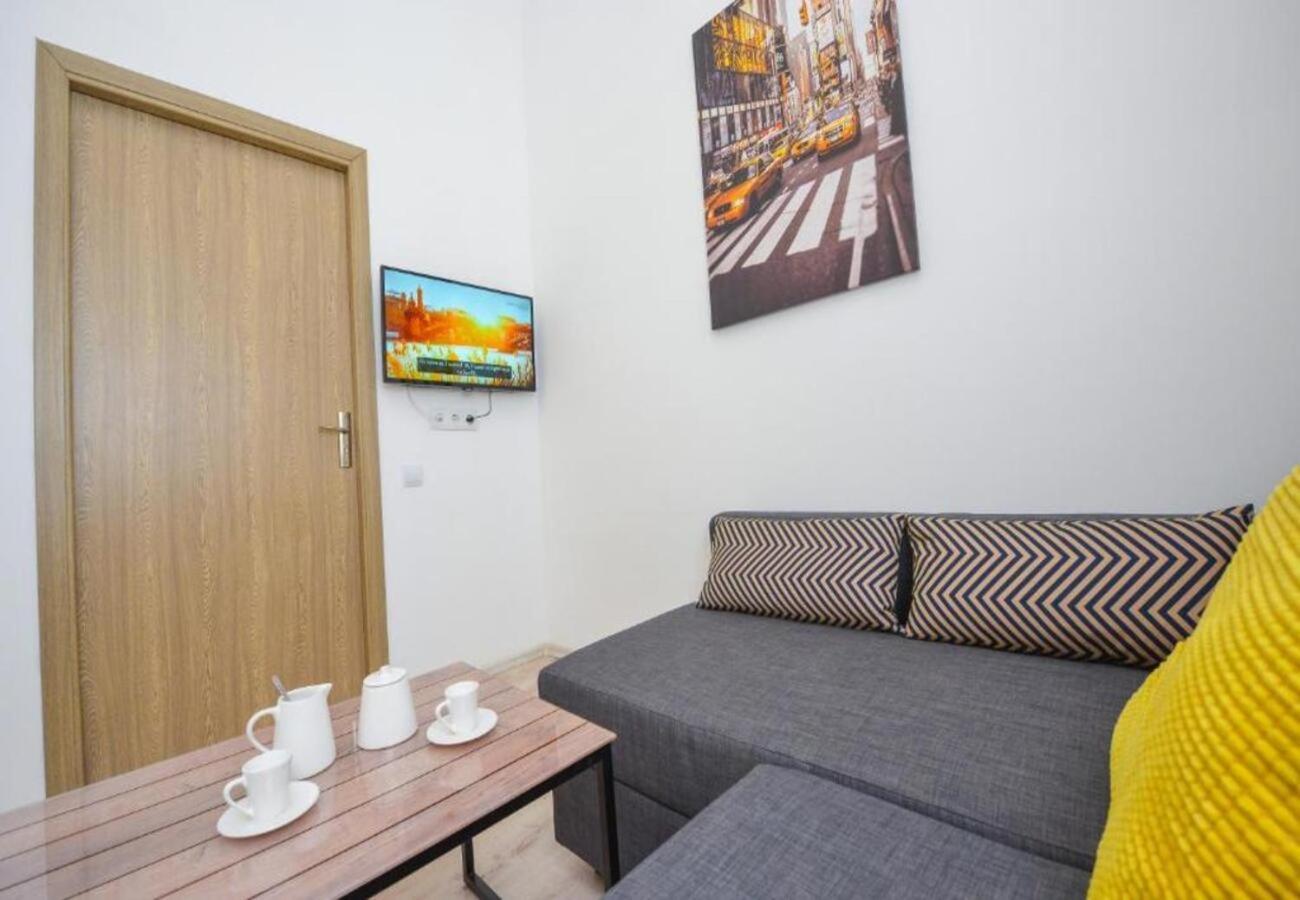 Chic Old Town Escape With Modern Comforts Apartament